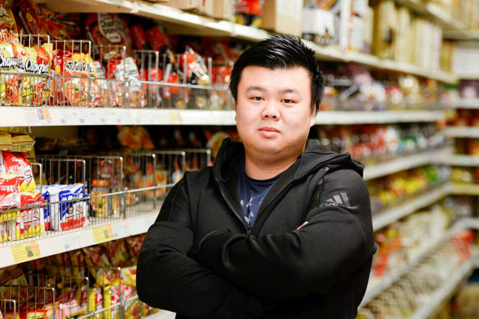 Yen Souw Tain, Geschäftsführer eines Supermarktes für asiatische Spezialitäten in Köln, steht in seinem Geschäft.