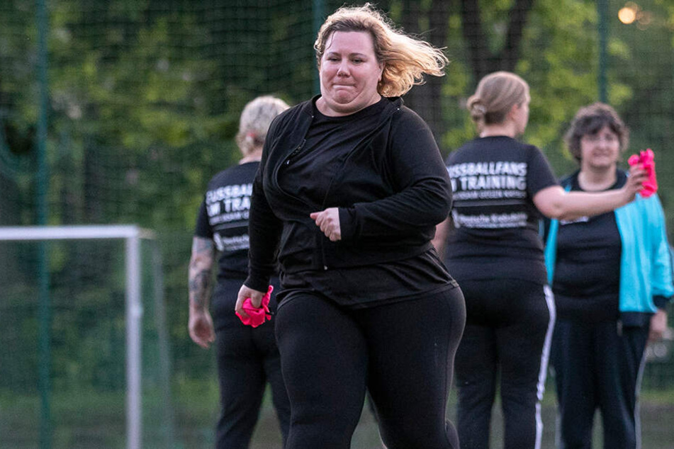 Auf dem Kunstrasen hinterm Stadion legt Grit einen kurzen Sprint hin.