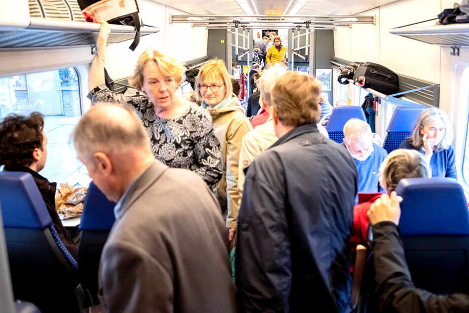 Dicht gedrängt stehen die Reisenden und warten auf die Weiterfahrt.