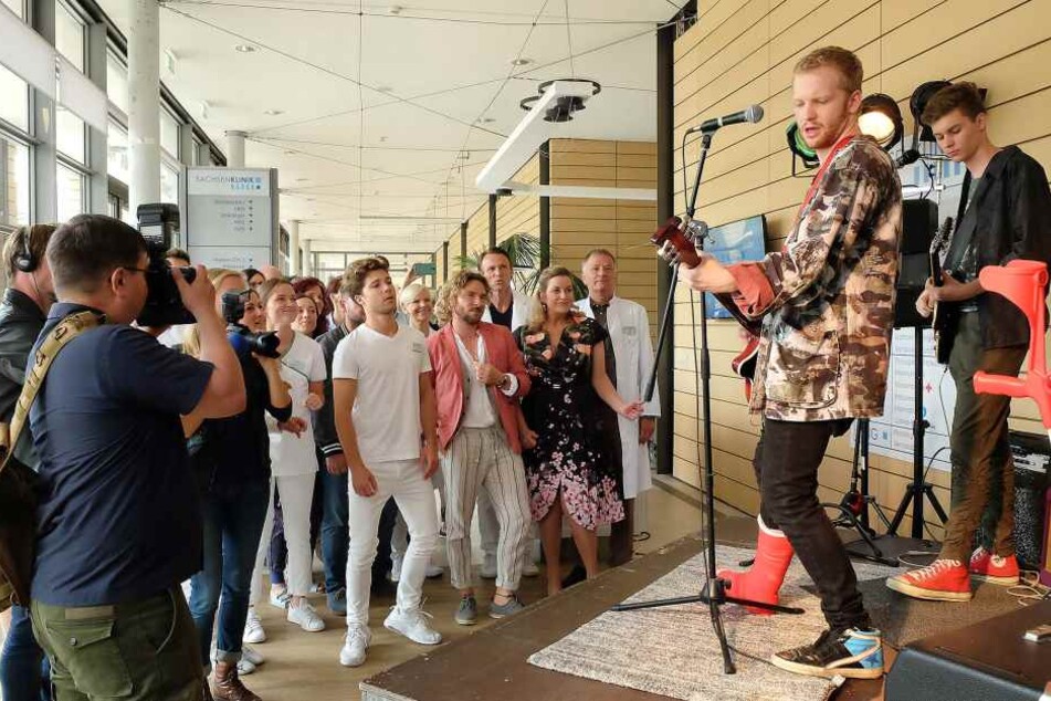 Alle grübeln, wie Jimmy doch noch auftreten kann. Am Ende steigt das Konzert tatsächlich in den Räumen der Sachsenklinik - mit Krücken und Gips.