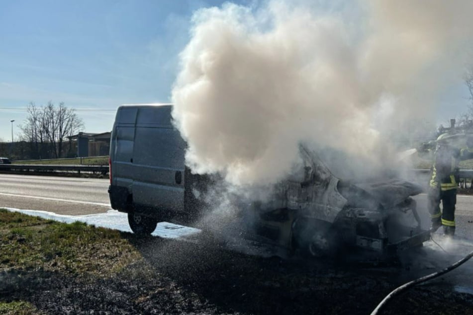 Der 43-jährige Fahrer hatte den Transporter noch rechtzeitig auf dem Seitenstreifen abstellen können.