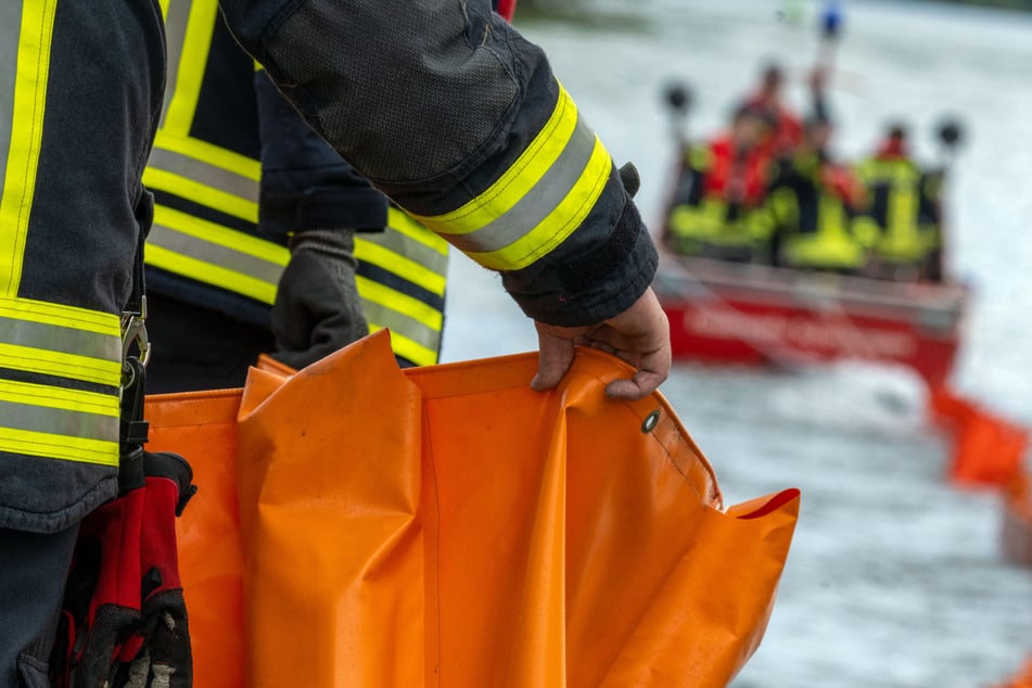 Im Fluss musste die Feuerwehr Ölsperren errichten. (Archivbild)