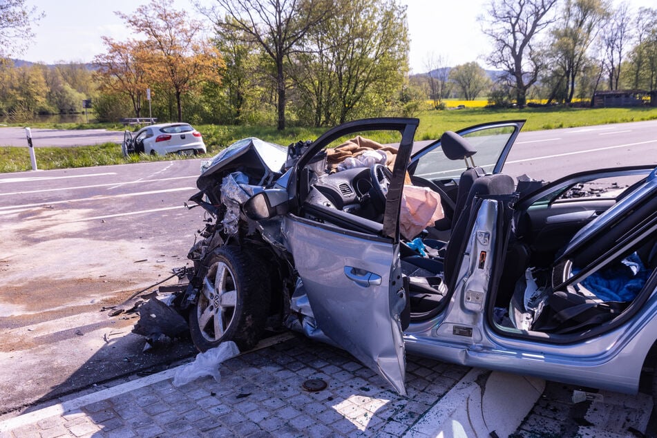 Die insgesamt vier Insassen des VW wurden mitunter lebensbedrohlich verletzt.