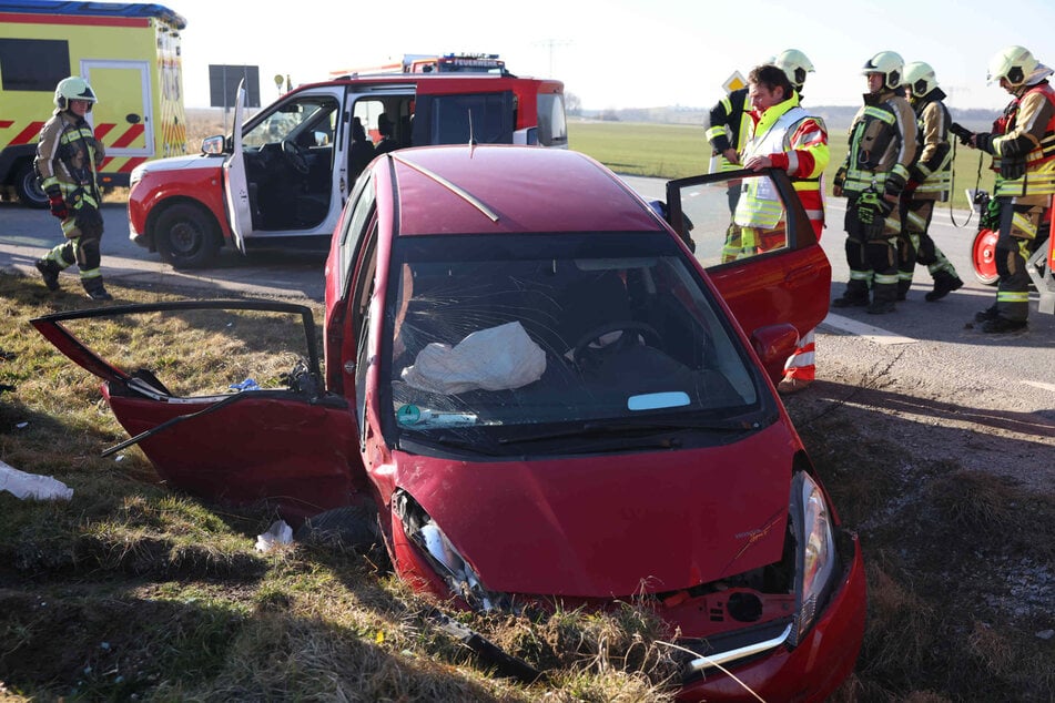 Auch der Honda Civic ist im Straßengraben gelandet.