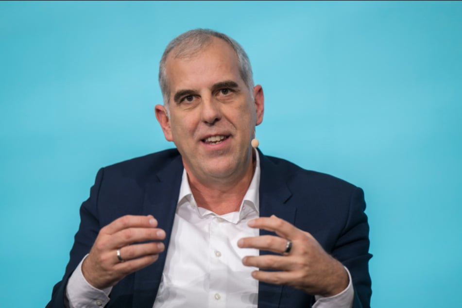 RTL-Chef Stephan Schmitter hat in einem Interview eine Menge Selbstkritik um den Umgang mit Gil Ofarim geäußert.