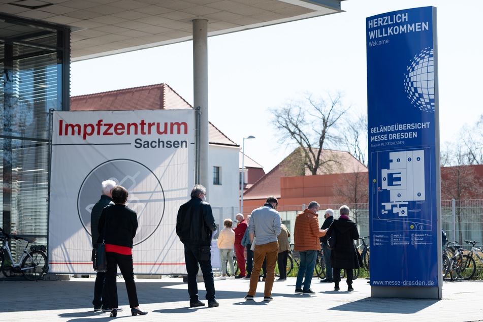 Menschen warten vor dem Impfzentrum Sachsen an der Messe Dresden. Bald sollen hier auch wieder Events stattfinden.