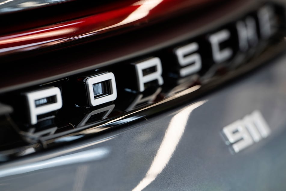 Rücksichtsloser Porsche-Fahrer (23) flüchtet mit über 235 km/h auf A3 vor Zivilstreife