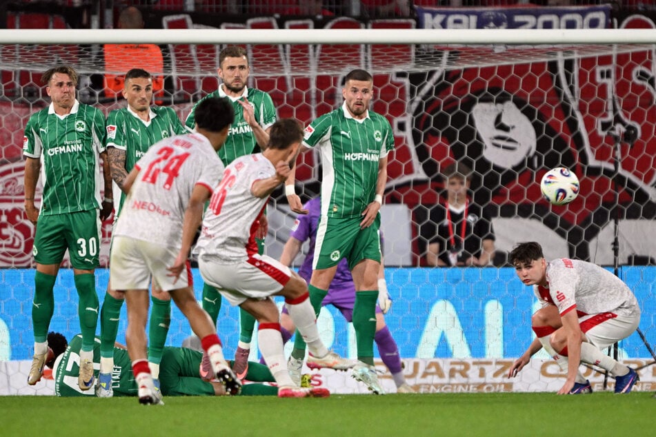 Im Relegationshinspiel schoss Müsel (Nr. 26, in Aktion) das goldene Tor zum Sieg, im Rückspiel avancierte er zum tragischen Helden.