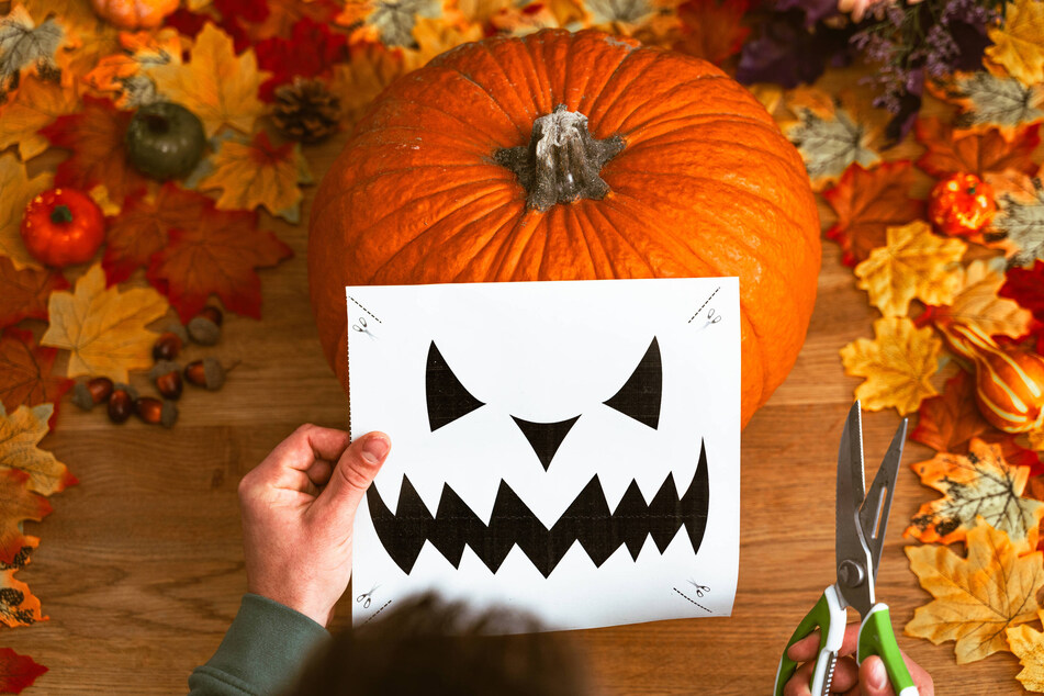 Bereit zum Gruseln? Halte Messer, Schere und eine fiese Vorlage bereit, um deinem Halloween-Kürbis ein schauriges Gesicht zu verpassen!