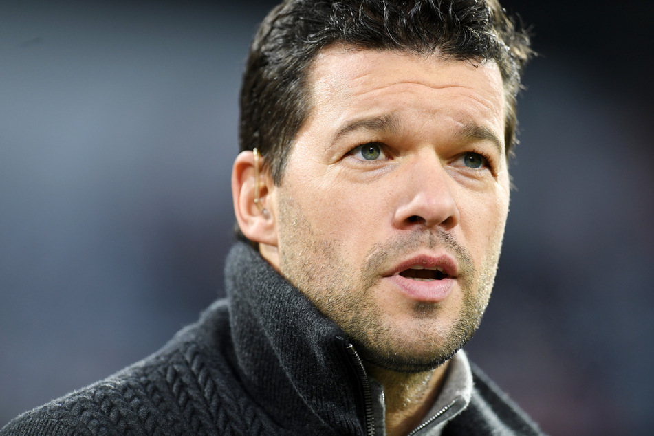 Ex-Nationalspieler Michael Ballack (44) ist an Corona erkrankt. Er habe leichte Grippe-Symptome, berichtete der Fußballer bei einer Pressekonferenz.