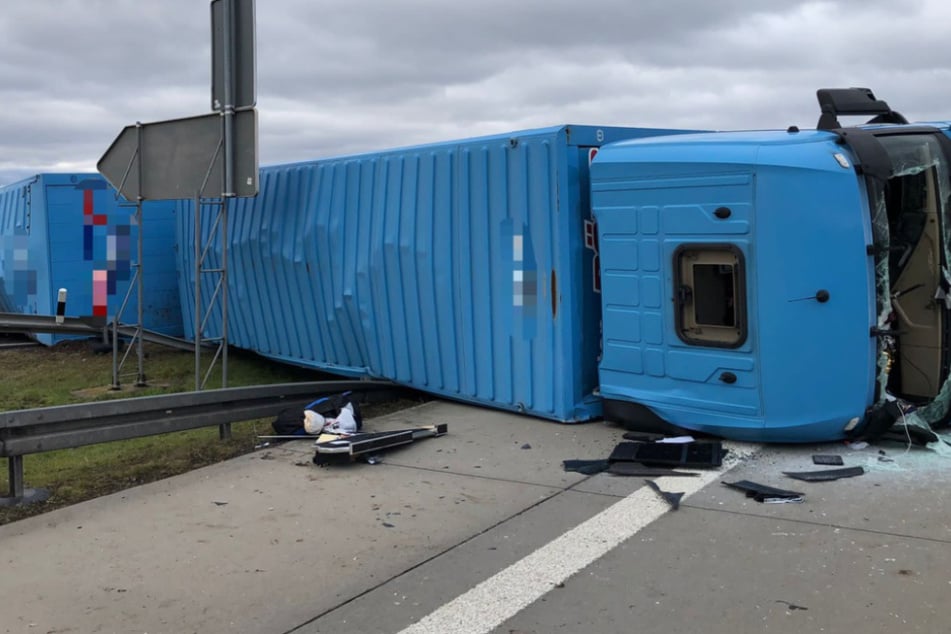 Unfall A38: Vollsperrung in Thüringen: Lkw blockiert A38 und Autobahnabfahrt
