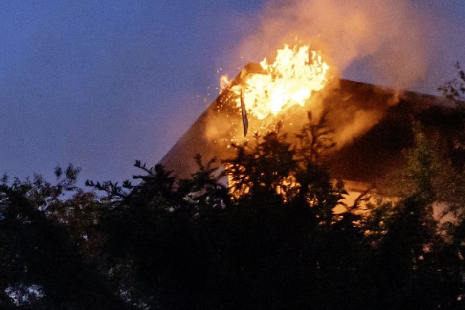 Frankfurt: Feuerwehr-Großeinsatz in Frankfurt: Seniorenheim lichterloh in Flammen