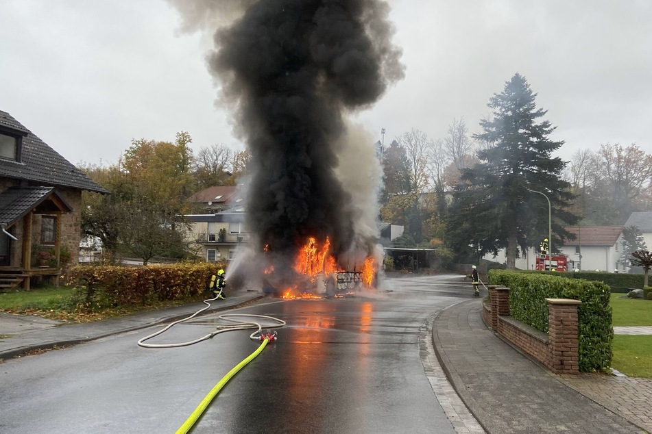 Der Bus ist vor einem Wohnhaus in Nideggen-Rath in Flammen aufgegangen.