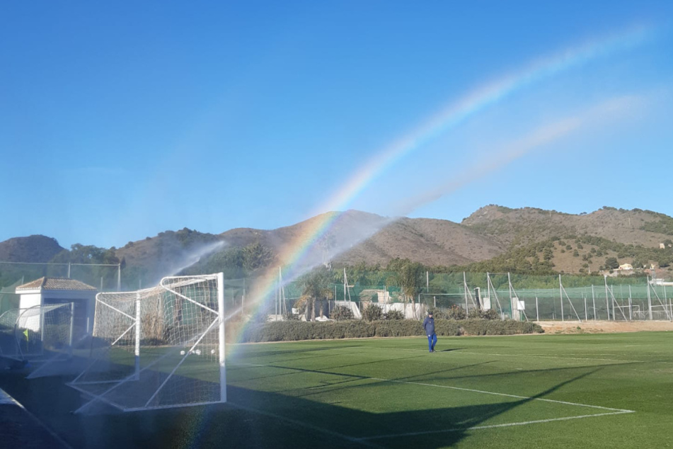 Ein Regenbogen verschönert den Trainingsplatz.