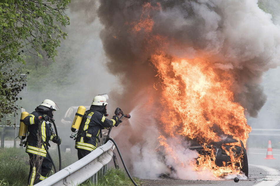 Das Löschen brennender Autos ist für die Feuerwehr im Normalfall kein Problem.