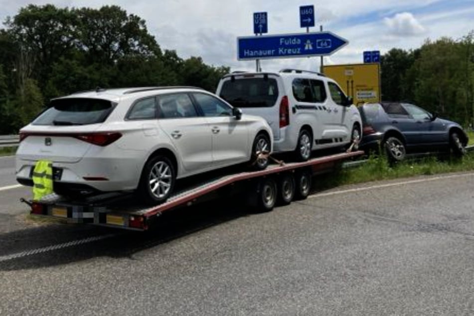 Unfall A66: Dumm gelaufen: M-Klasse mit Anhänger verpasst Auffahrt und landet auf Leitplanke