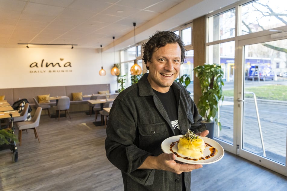 Benjamin Biedlingmaier (39) zeigt sein Liebslingsgericht auf der Speisekarte: Holy Benedict (13,90 Euro).