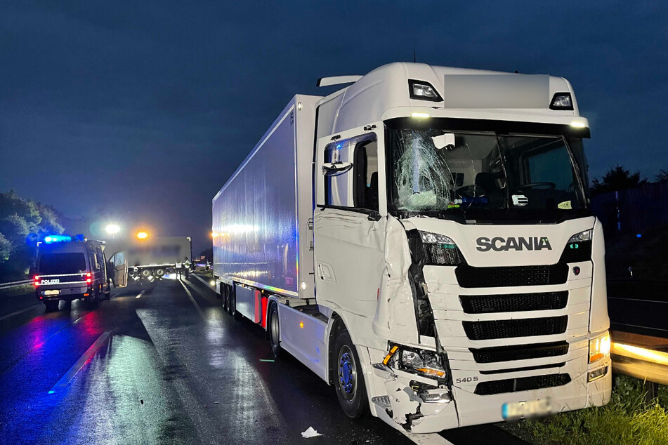 Am Freitagabend sind auf der A72 ein Scania-Sattelschlepper und ein DAF-Lkw kollidiert. Die Autobahn musste voll gesperrt werden.