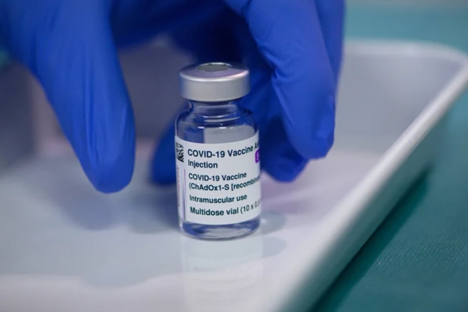 Eine Ampulle des Impfstoffs Vaxzevria von Astrazeneca.