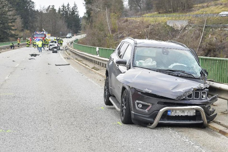 Ihr Wagen war frontal mit dem eines 55 Jahre alten Jeep-Fahrers zusammengestoßen.