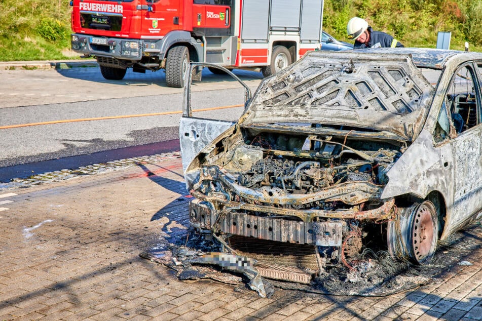 Unfall A17: Feuer in der Pinkelpause: Mann kommt vom Klo zurück, plötzlich brennt sein Auto!