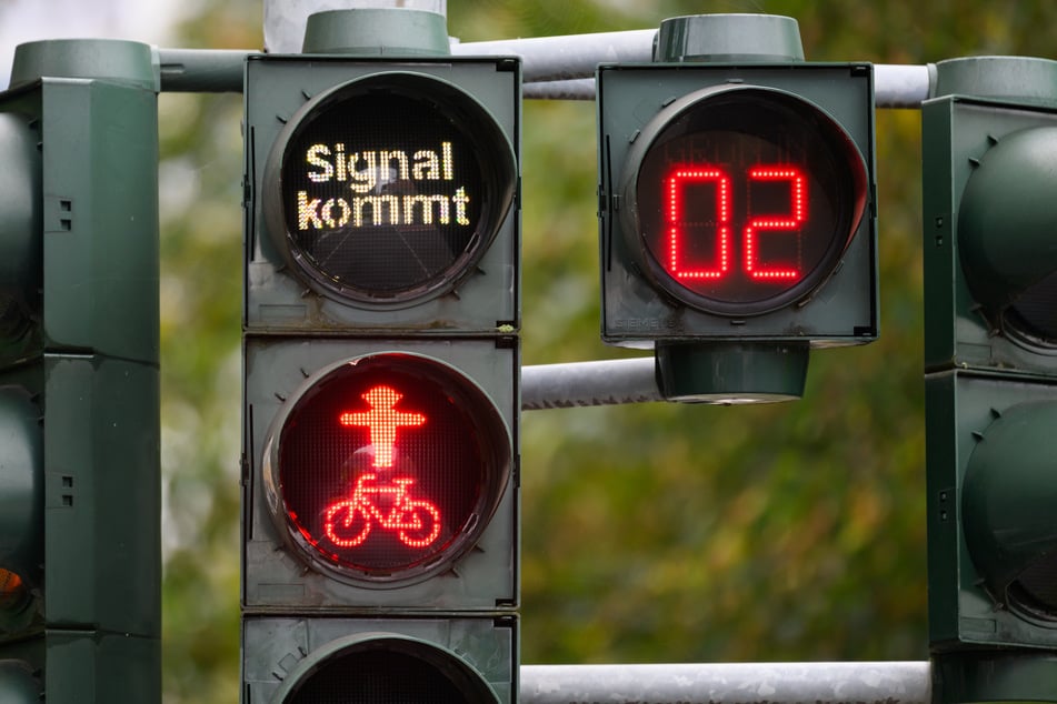 In Dresden gibt es u.a. auf der St. Petersburger Straße eine Ampel mit Countdownzähler.
