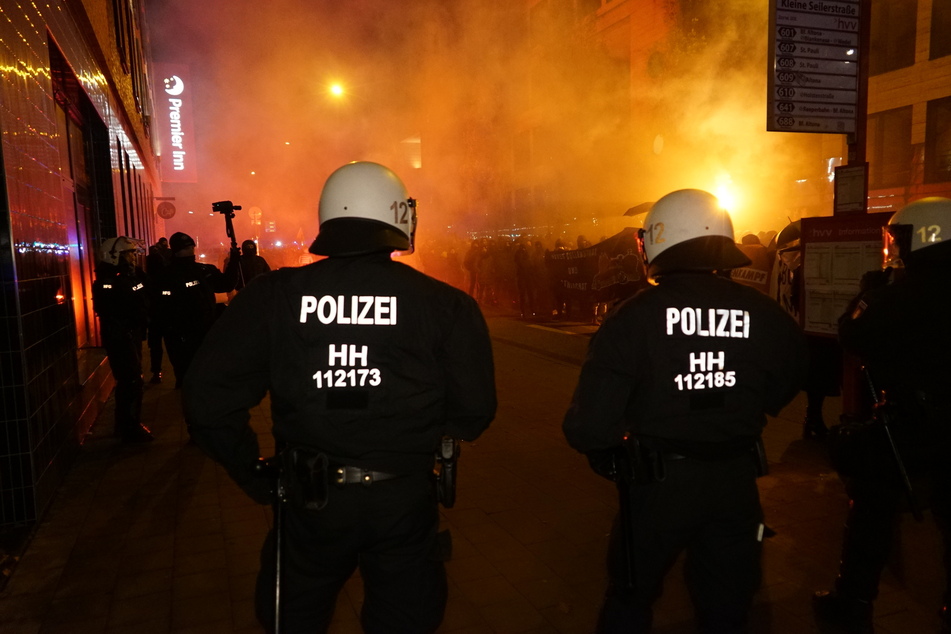 Hamburger Polizisten überblicken die Demonstration.