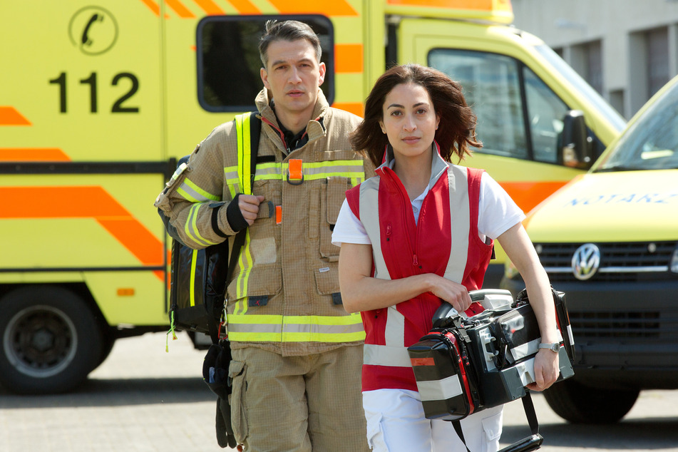 In der neuen ARD-Serie spielt Sabrina Amali (31, r.) die Titelrolle als Notärztin Dr. Nina Haddad und Max Hemmersdorfer (37, l.) den Feuerwehrmann Markus Probst.