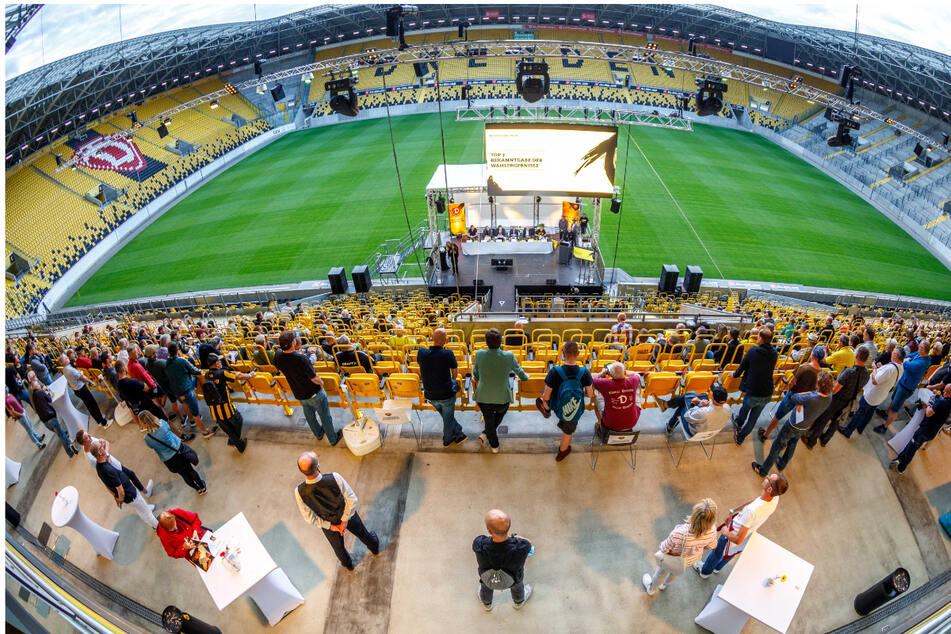 Schickes Ambiente: 324 stimmberechtigte Dynamo-Mitglieder kamen gestern Abend zur außerordentlichen Mitgliederversammlung ins Rudolf-Harbig-Stadion.