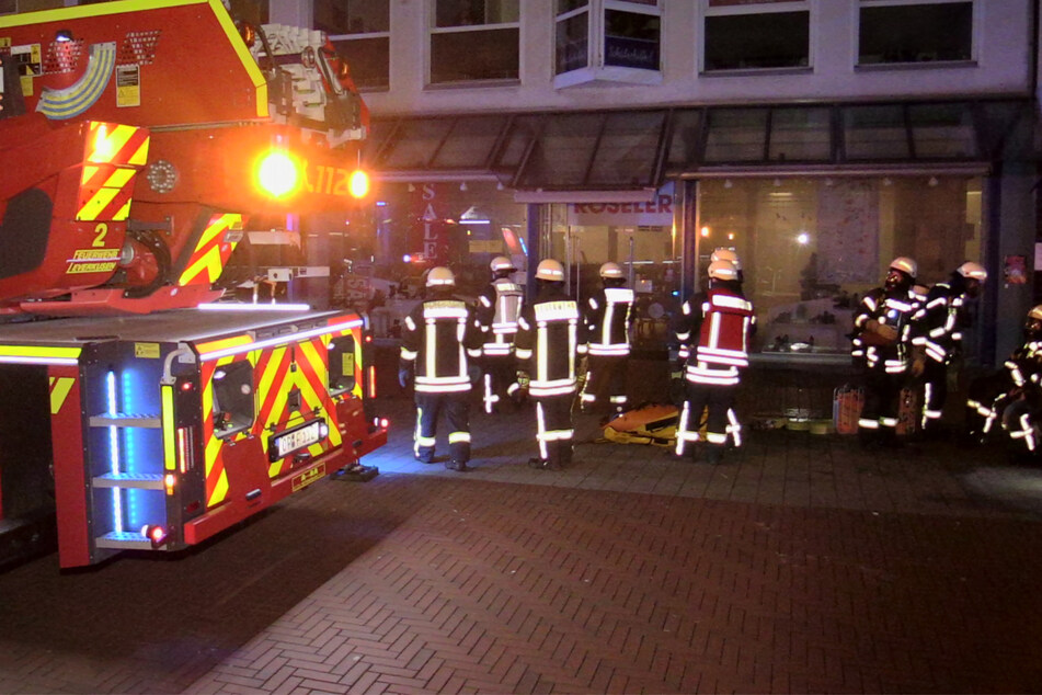 Brand in Leverkusener Wohnhaus: Zehn Bewohner und ein Feuerwehrmann im Krankenhaus!
