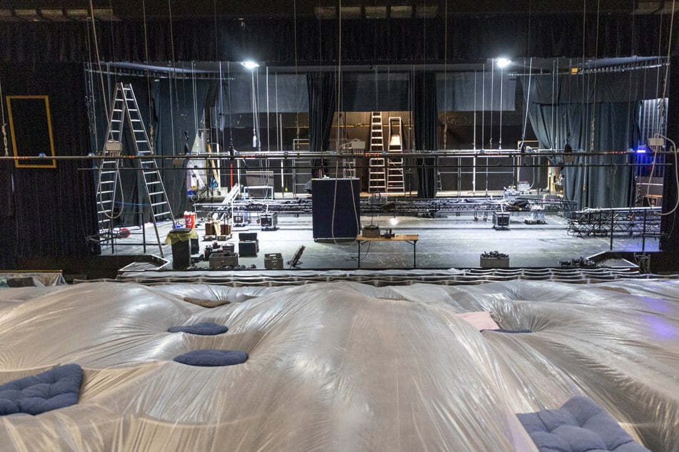 Für die Renovierungsarbeiten ist der Theatersaal komplett mit Folien abgedeckt.