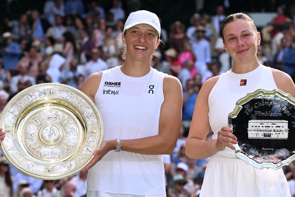 Iga Swiatek (l.) demolished Amanda Anisimova 6-0, 6-0 in the most one-sided women's Wimbledon final for 114 years to win her sixth Grand Slam title.