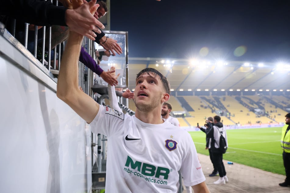 Sein erstes Saisontor war nicht nur wunderschön, es brachte Aue auch den ersten Auswärtssieg der Saison: Pascal Fallmann (21).