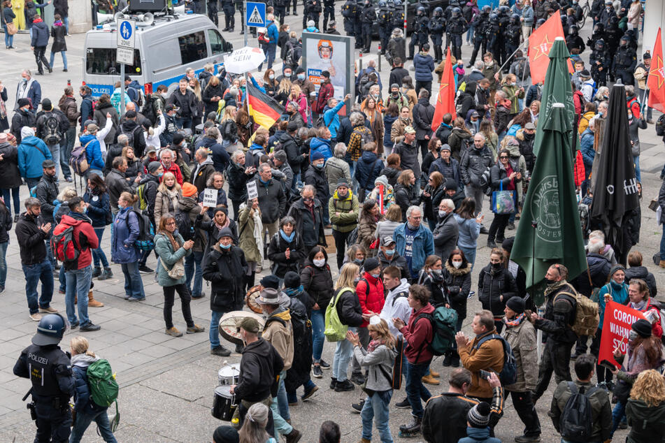 Stuttgart, im April 2021: Trotz Verbots demonstrieren zahlreiche Menschen gegen die Corona-Maßnahmen.