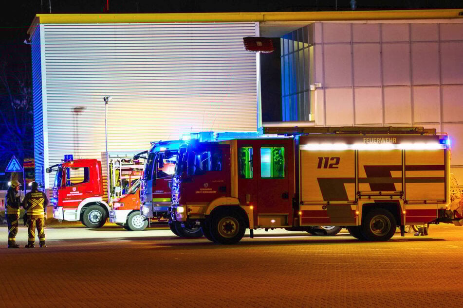 Die Feuerwehr hat vor dem Postverteilerzentrum in Hennigsdorf Stellung bezogen und die ominöse Substanz vor Ort untersucht.
