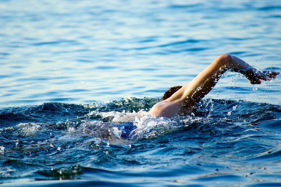 Ein Mann schwimmt im Meerwasser. (Symbolbild)