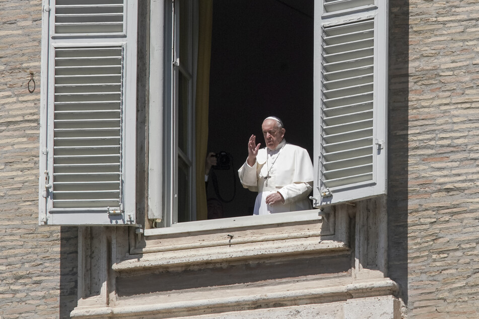 Papst Franziskus erteilt aus dem Fenster seines Ateliers im Apostolischen Palast seinen Segen, mit Blick auf den menschenleeren Petersplatz. (Archivbild)