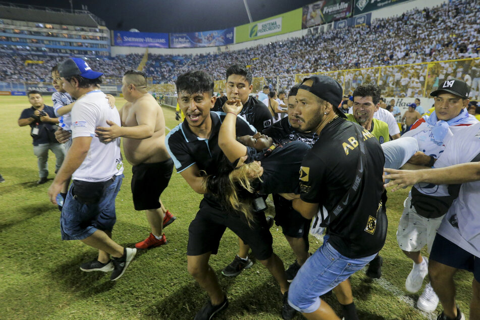 Infolge einer Massenpanik in einem Stadion kamen in El Salvador mindestens zwölf Menschen zu Tode.