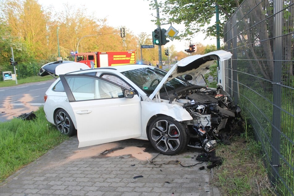 Auch der Skoda wurde schwer beschädigt.