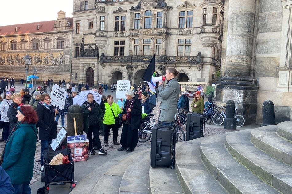 Vor der Hofkirche fand die Abschlusskundgebung statt.