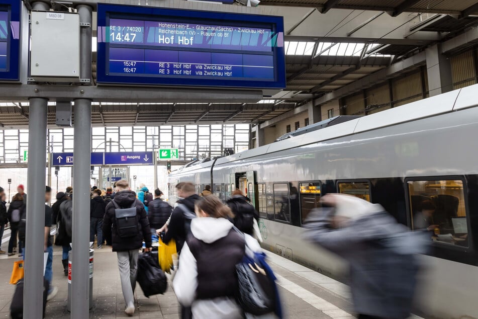 Andrang am Chemnitzer Hauptbahnhof: Der RE 3 (Dresden - Chemnitz - Zwickau - Hof) ist fast zu jeder Tageszeit gut gefüllt.