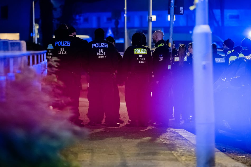 Mit einem Großaufgebot sichert die Polizei die Umgebung.