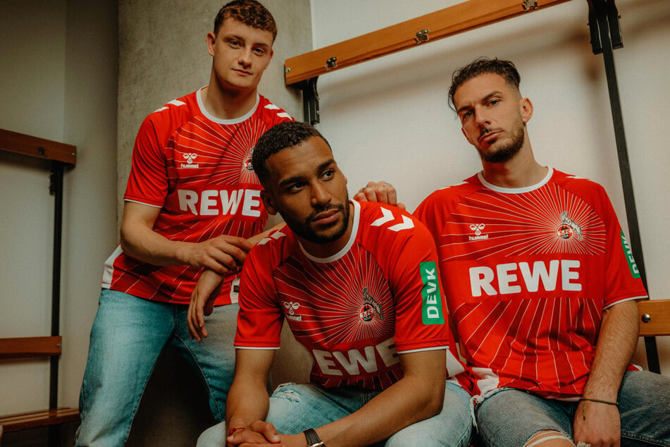 Eric Martel (22), Linton Maina (25) und Leart Pacarada (29) präsentieren das neue FC-Auswärtstrikot.