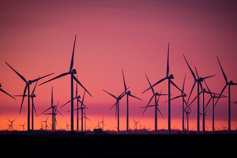 Die Gefahrenleuchten werden künftig nachts oder bei schlechter Sicht nur noch dann aktiviert, wenn sich ein Flugobjekt dem Windpark nähert. (Symbolfoto)