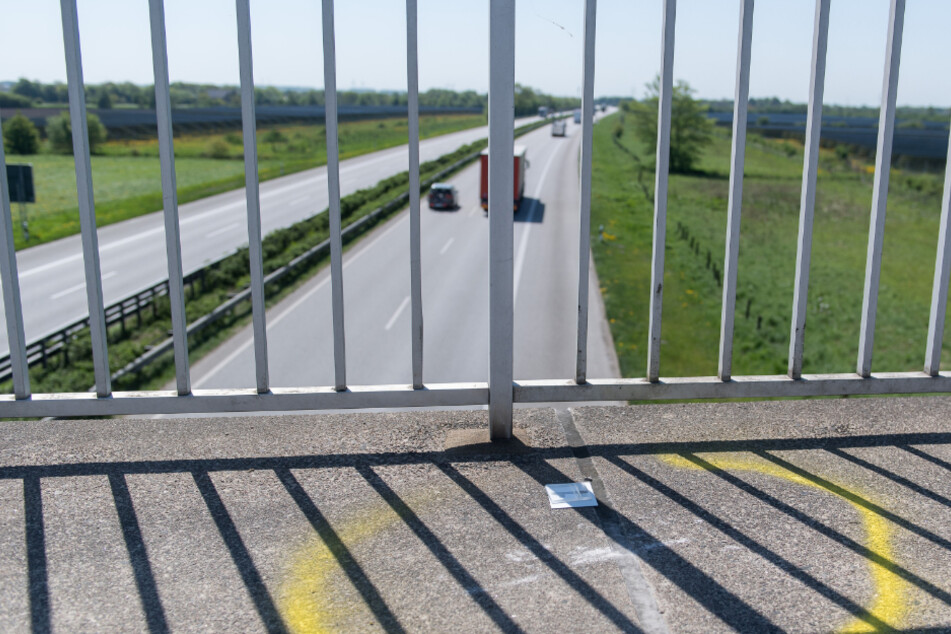 Wiederholt soll der Angeklagte Stein von Autobahnbrücken geworfen haben. (Symbolbild)