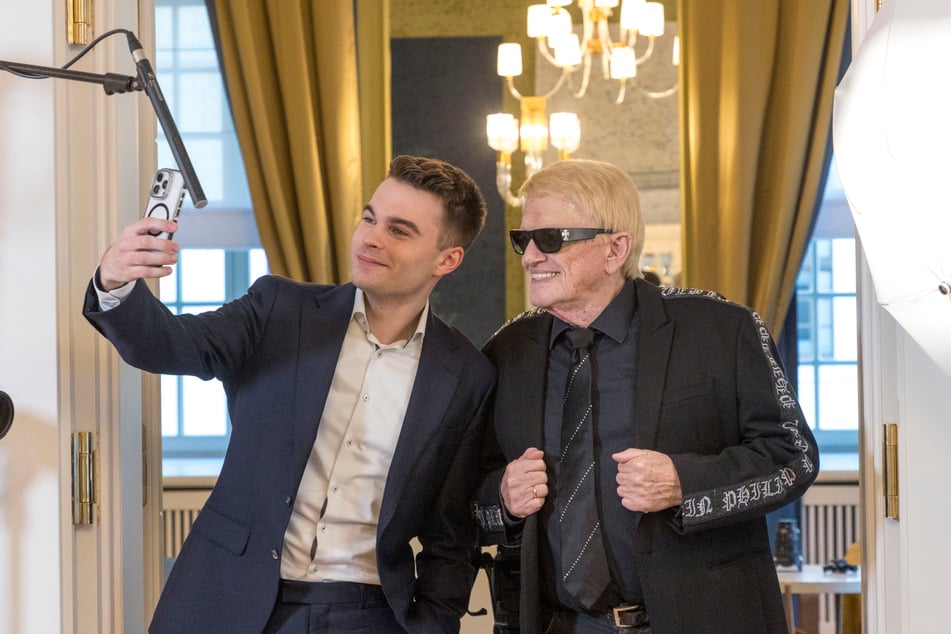 Ein Selfie gehört dazu: Benedict Bartsch (l.) und Heino strahlen um die Wette in die Handkamera.