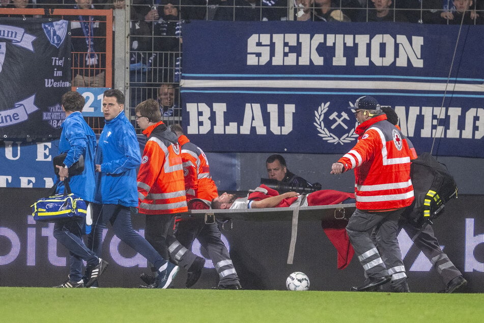 VfL-Profi Maximilian Wittek wird mit einer Trage vom Feld gebracht.