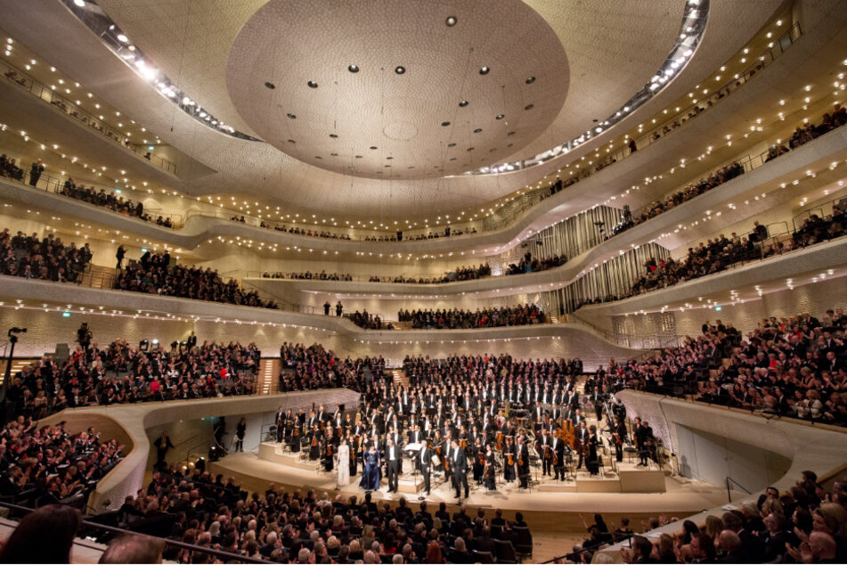 Ein Bild aus einer anderen Zeit: Die Hamburger Elbphilharmonie randvoll (Archivbild).