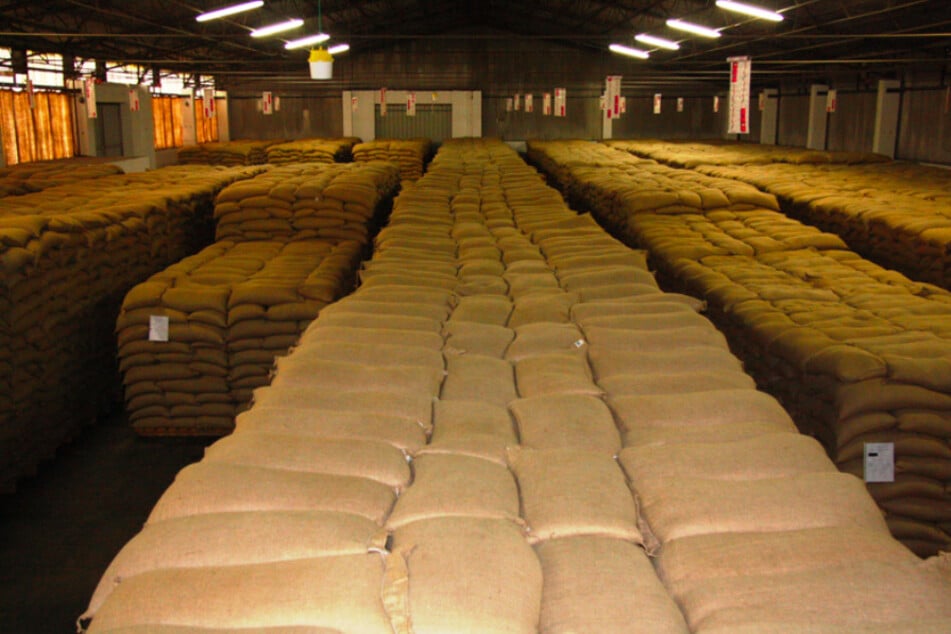 Säcke mit getrockneten Erbsen und Reis lagern in einer Halle der Zivilen Notfallreserve.