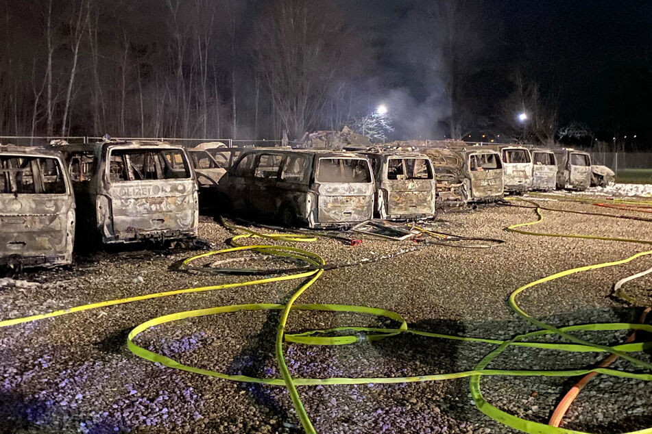 Auf dem Gelände in Untermenzing wurden 23 Autos angezündet, mit denen Diensthunde zu Einsätzen gebracht werden können.